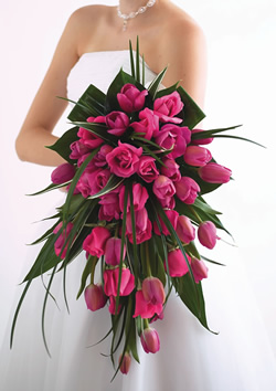 Ramo de novia con tulipanes fucsia.