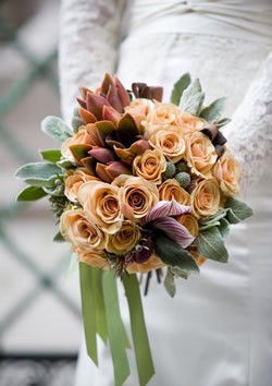 Bouquet elegante tonos marfil.