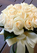 Macetero y lazo blanco en adorno floral.
